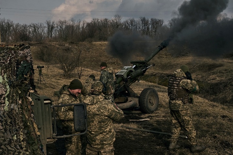 バフムート近郊のロシア軍の陣地に向けて砲撃を行うウクライナ軍兵士＝７日/Libkos/AP