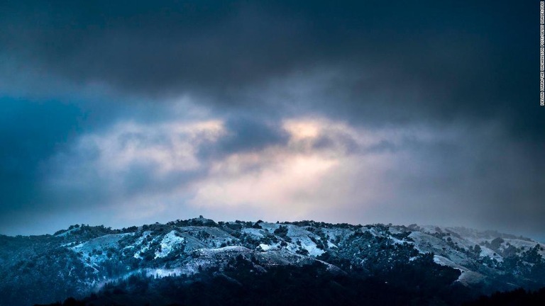 雪が積もったロスパドレス国有林＝２月２３日、米カリフォルニア州ビッグサー/Melina Mara/The Washington Post/Getty Images/FILE