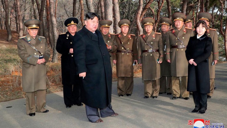 娘や軍の将校らと写真に収まる北朝鮮の金正恩総書記（左から３人目）/KCNA/AP
