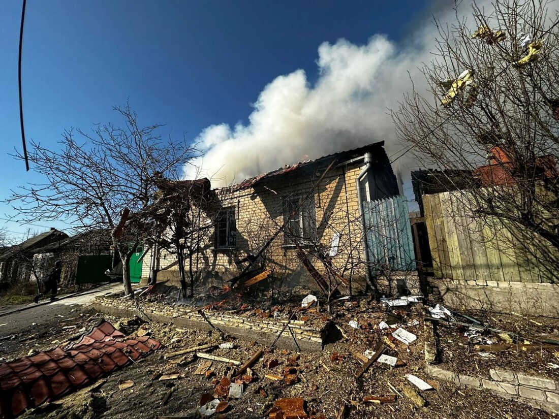 攻撃後に炎上する民家＝９日、ウクライナ・ヘルソン/Andriy Yermak/Telegram/Reuters