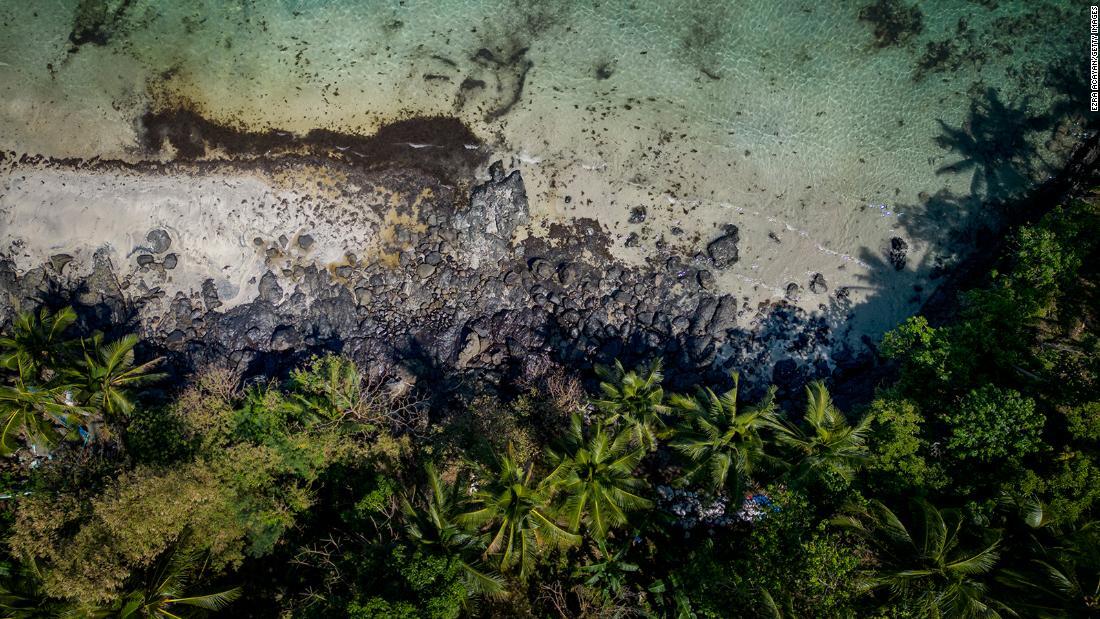 油のたまった海岸線＝８日、フィリピン東ミンドロ州ポラ/Ezra Acayan/Getty Images 