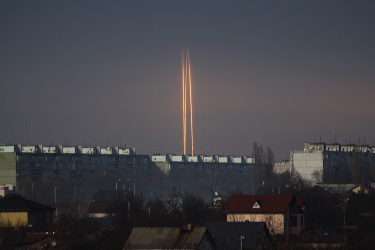 ロシアのベルゴロド州から発射されたミサイル３発＝９日、ウクライナ・ハルキウ/Vadim Belikov/AP