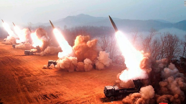 北朝鮮軍の砲兵部隊が短距離ミサイルの発射訓練を行った/KCNA/AP