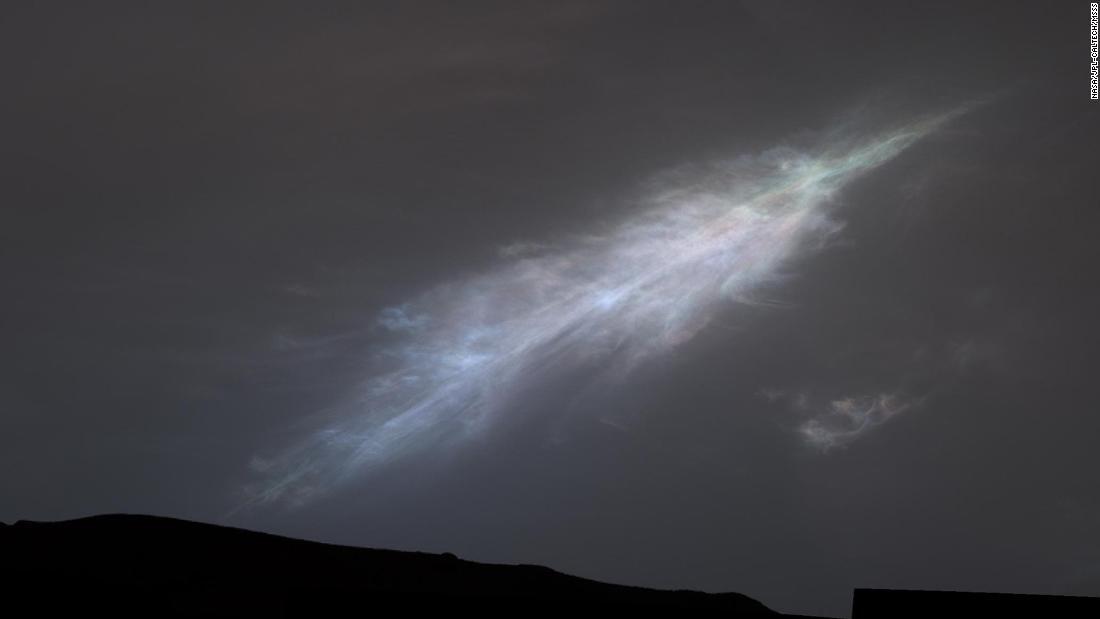 １月２７日の日没直後に撮影された虹色の雲/NASA/JPL-Caltech/MSSS