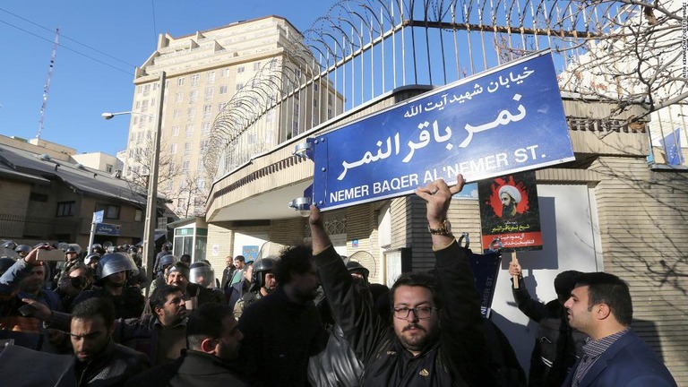 イラン首都で２０１６年に行われたサウジ大使館への抗議デモの様子/Atta Kenare/AFP/Getty Images