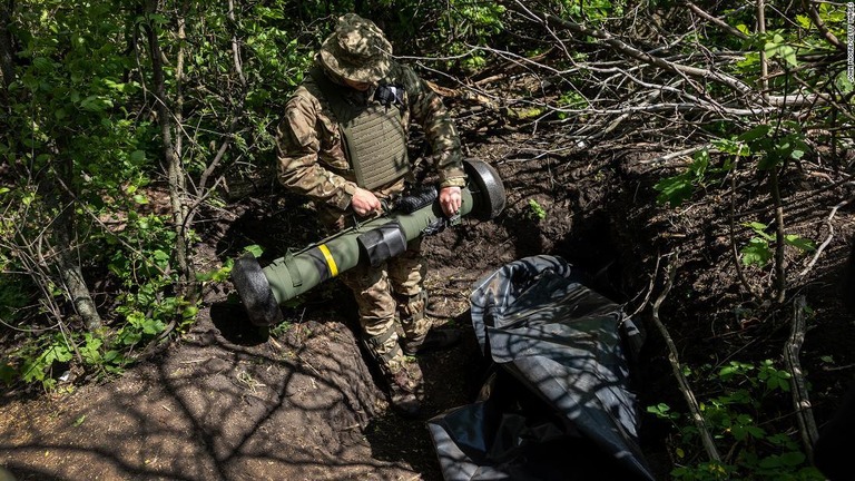 ハルキウ州の前線に米国製の対戦車ミサイル「ジャベリン」を持ち込むウクライナ軍兵士/John Moore/Getty Images