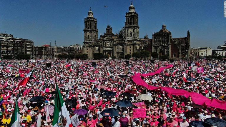 選挙当局を弱体化させるとする法律への抗議デモで、広場を埋め尽くすメキシコの人々/Fernando Llano/AP