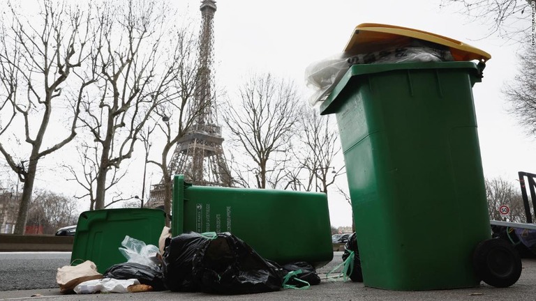 エッフェル塔近くのごみ箱/Benoit Tessier/Reuters