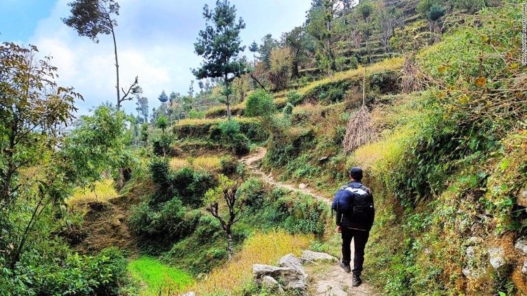ネパールの山での単独のトレッキングが禁止され、政府公認のガイドを付けるかグループに入ることが義務付けられるようになった/Carlo A/Moment RF/Getty Images