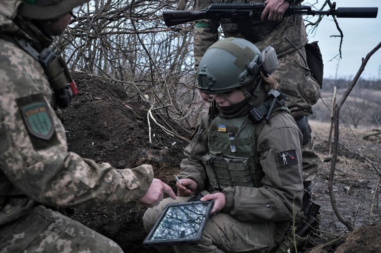 バフムート近郊の前線にいるウクライナ義勇軍ら/Sergey Shestak/AFP/Getty Images