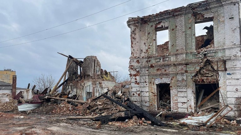 クピャンスクの街は多くの建物がロシア軍の攻撃により破壊されたが、依然として約２５００人が街にとどまっている/Maria Avdeeva/CNN