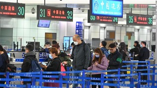 上海国際空港の出入国審査に並ぶ旅行者ら