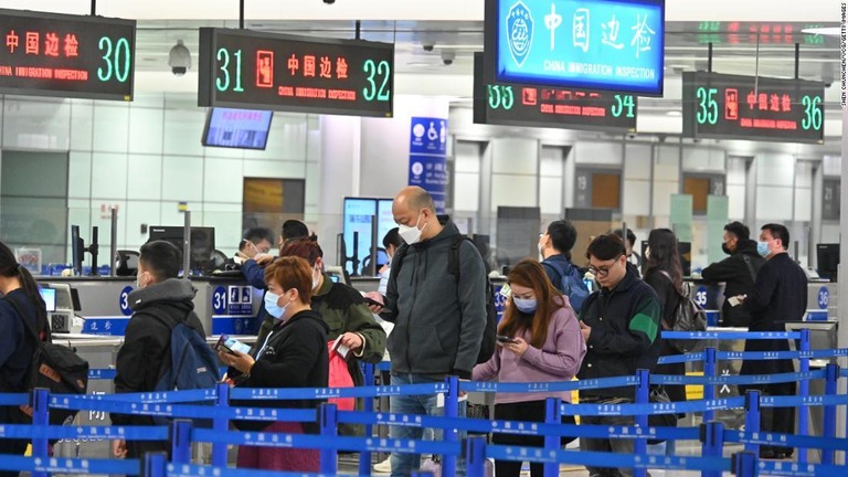 上海国際空港の出入国審査に並ぶ旅行者ら/Shen Chunchen/VCG/Getty Images