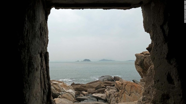 金門県の烈嶼郷にある要塞「沙渓堡」から望む大胆島と二胆島/Eddie Gerald/Alamy Stock Photo