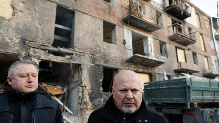 昨年、ミサイル攻撃を受けたキーウ近郊を視察するＩＣＣのカーン主任検察官（右）/Valentyn Ogirenko/Reuters/FILE