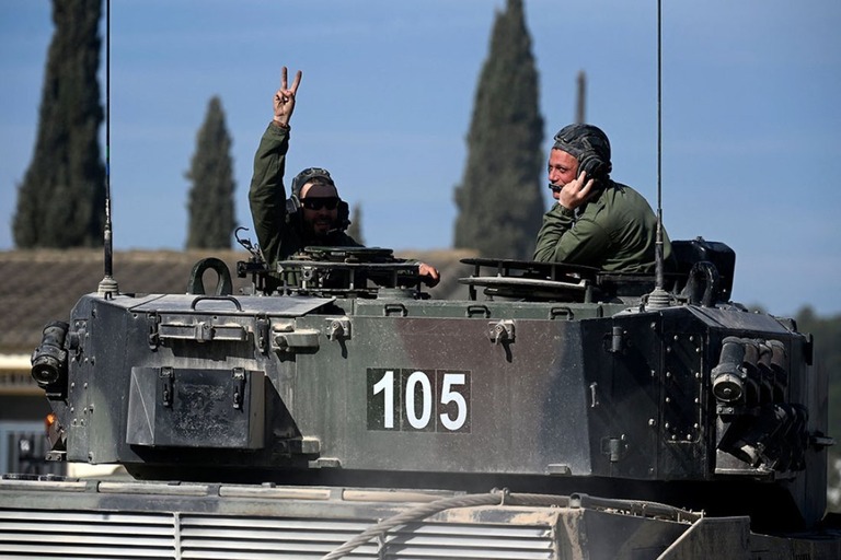 １３日、スペイン軍の訓練センターで戦車「レオパルト２」の操縦訓練を受けるウクライナ兵/Oscar del Pozo/AFP/Getty Images