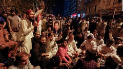 パキスタン前首相に逮捕状、警察と支持者が衝突