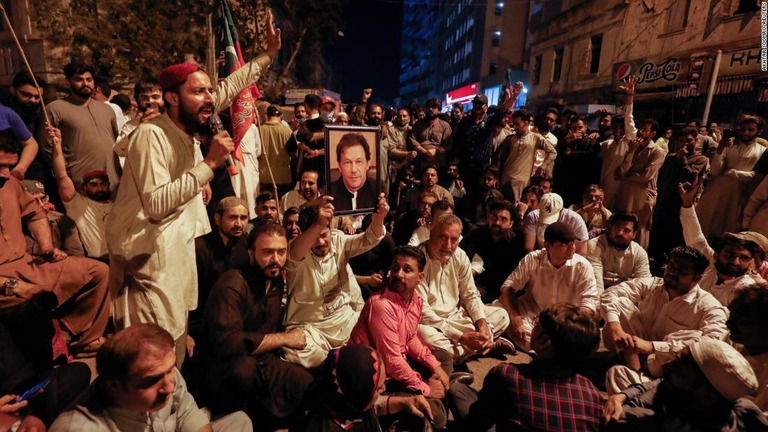 カーン前首相の支持者ら＝１４日、パキスタン/Akhtar Soomro/Reuters