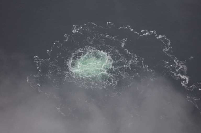 海面にみられるパイプラインからのガス漏れ＝２０２２年９月２８日、バルト海/Handout/Swedish Coast Guard/Getty Images