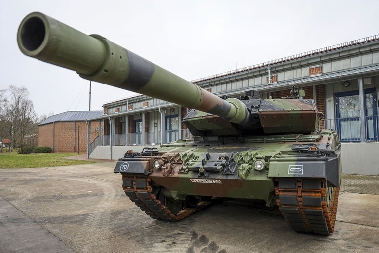 ドイツにある訓練施設のレオパルト２戦車＝２月２０日/Focke Strangmann/AFP/Getty Images/File