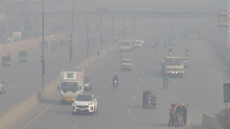 スモッグに覆われたパキスタン東部ラホールの道路＝２０２２年１月/Rana Sajid Hussain/Pacific Press/Sipa USA/Reuters