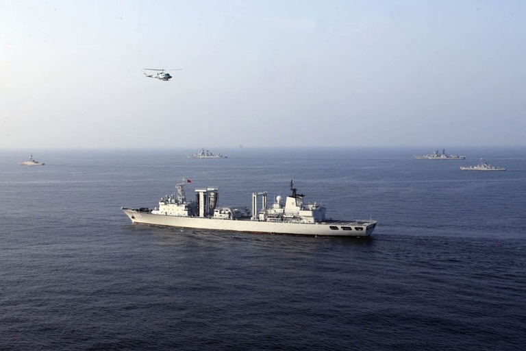 イラン、ロシア、中国の軍艦が２０２２年にインド洋で合同海上演習を行う様子/Iranian Army office/AFP/Getty Images