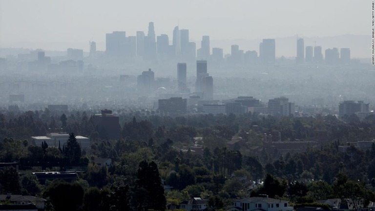 米ロサンゼルスは依然として有害な大気汚染が発生する主要都市の上位に位置づけられている/Genaro Molina/Los Angeles Times/Getty Images