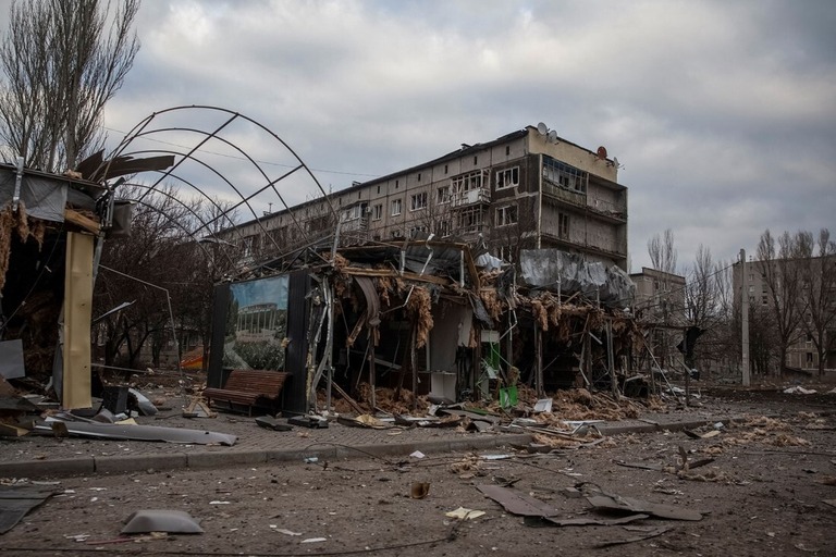 損傷した建物と通り＝３日、ウクライナ・バフムート/Oleksandr Ratushniak/Reuters