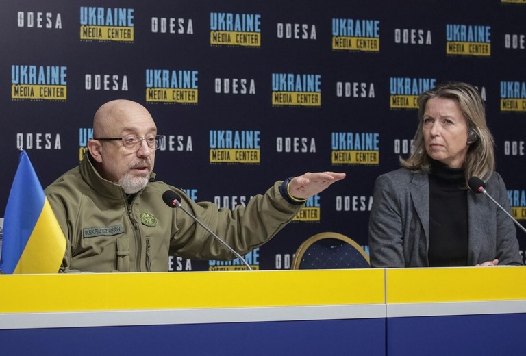 共同記者会見で発言するウクライナのレズニコフ国防相（左）とオランダのオロングレン国防相＝１４日、ウクライナ・オデーサ（オデッサ）/Serhii Smolientsev/Reuters