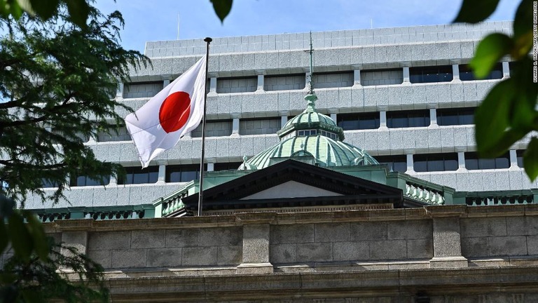 東京・日銀本店で風に揺れる日本の国旗。アジア市場で銀行株が下落している/Richard A. Brooks/AFP/Getty Images/FILE