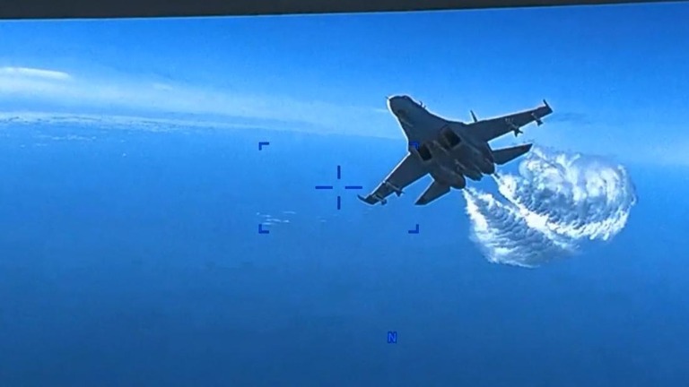 ロシアのドローンが米軍戦闘機に接近する様子