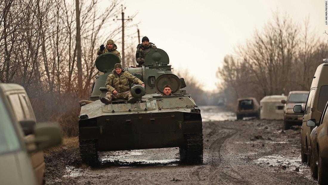 自走式榴弾砲でバフムート近郊を移動するウクライナ軍の兵士＝３月８日撮影/Lisi Niesner/Reuters