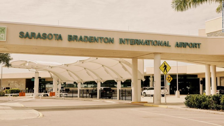 米フロリダ州サラソタの空港でニアミスが発生した/Zack Wittman/Bloomberg/Getty Images