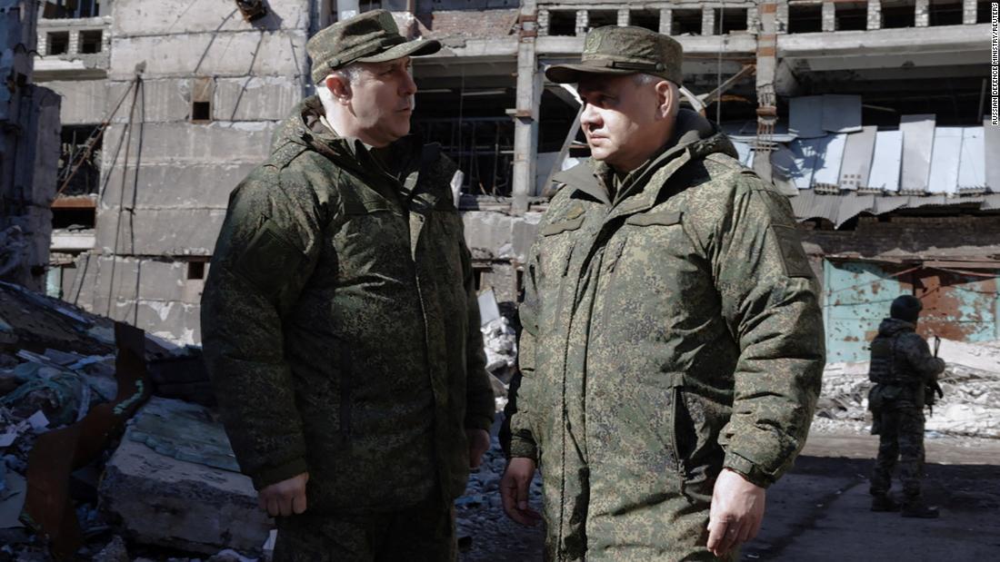 ウクライナにあるロシア軍前線本部と思われる場所に立つショイグ国防相（右）/ Russian Defence Ministry/Reuters