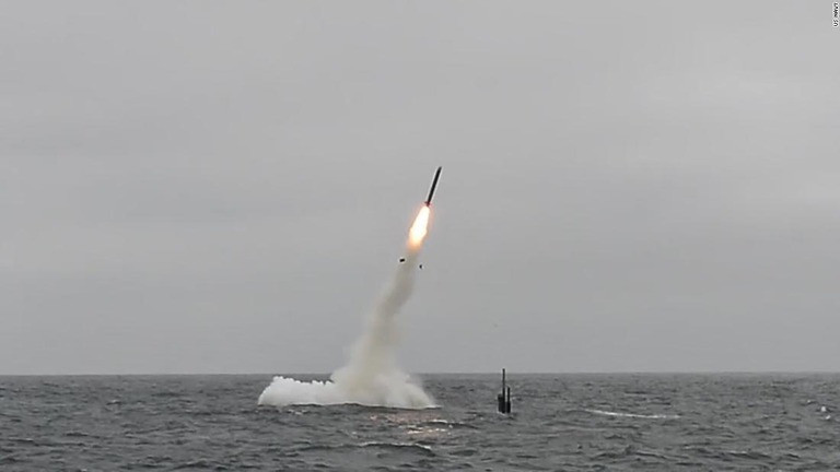 南カリフォルニア沖で米海軍の潜水艦から発射される長距離巡航ミサイル「トマホーク」/US Navy
