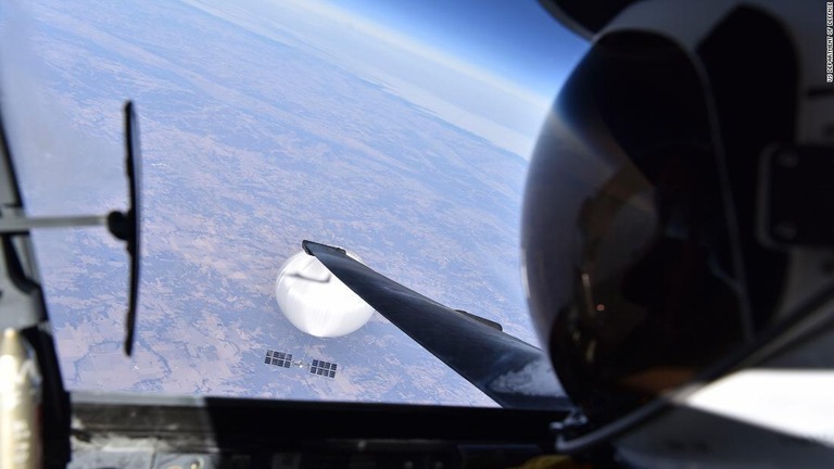 Ｕ２のコックピットから中国の偵察気球とみられる物体を見下ろす米軍のパイロット＝２３年２月３日/US Department of Defense