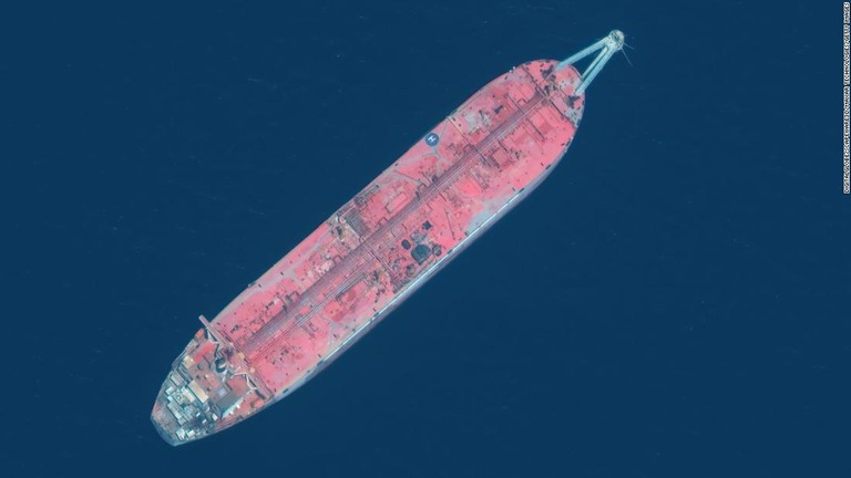イエメンの沖合に放置された大型石油タンカー「ＦＳＯセイファー」を捉えた衛星画像/DigitalGlobe/ScapeWare3d/Maxar Technologies/Getty Images