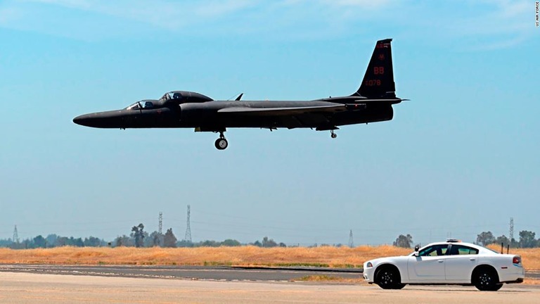 着陸態勢に入ったＵ２を追いかける車両＝１５年６月、カリフォルニア州ビール空軍基地/US Air Force