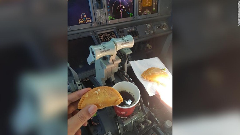 コーヒーや菓子が操縦レバーのすぐ近くに置かれた様子をとらえた写真/@Mohan_Rngnathan/Twitter
