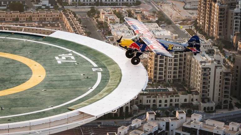 ドバイにある超高層ホテルの「ヘリパッド」に着陸する小型機/Red Bull
