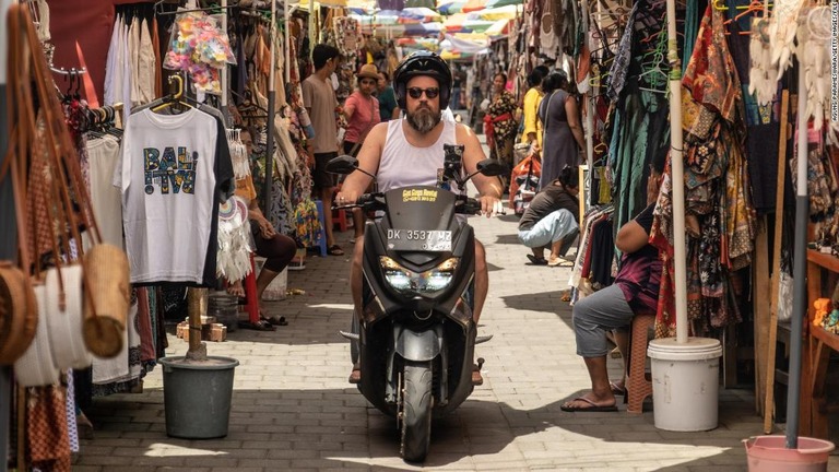 インドネシアのバリ島で外国人観光客へのバイクのレンタル禁止が検討されている/Agung Parameswara/Getty Images/FILE