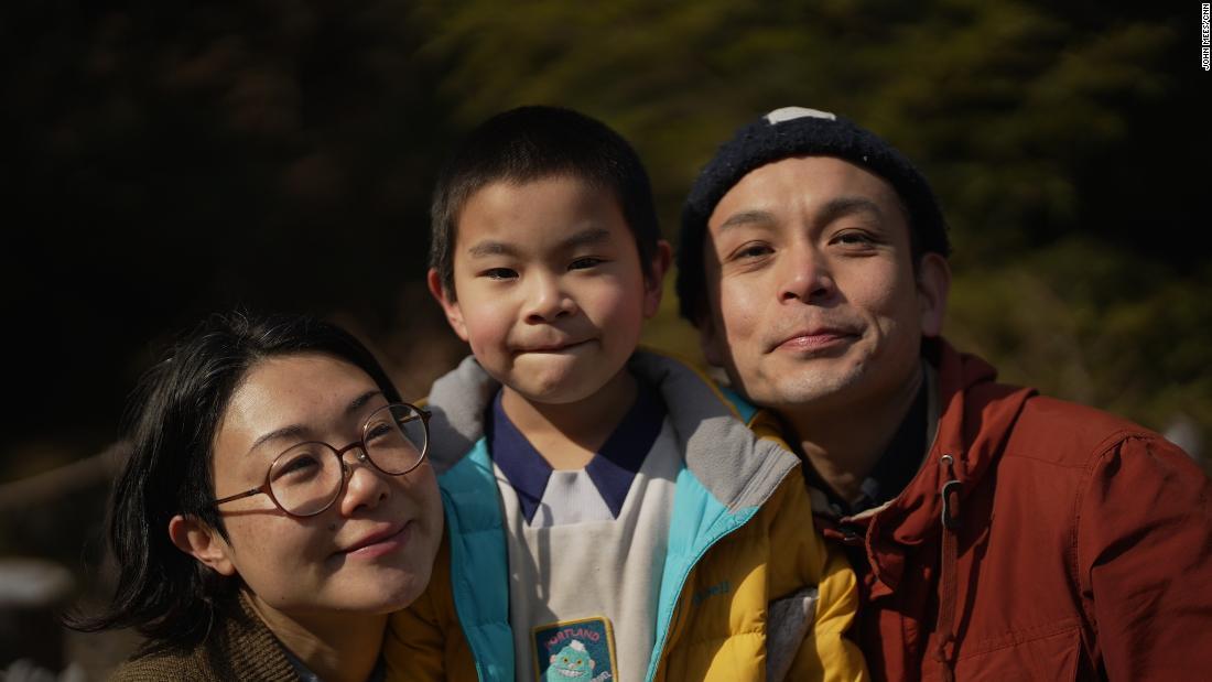 健太朗君(中央)が生まれた約7年前、村での赤ちゃん誕生は25年ぶりの慶事だった/John Mees/CNN