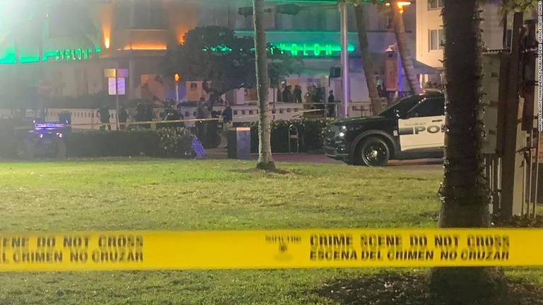 米フロリダ州マイアミビーチで発砲があり、死傷者が出た/Aaron Leibowitz/Miami Herald/Tribune News Service/Getty Images
