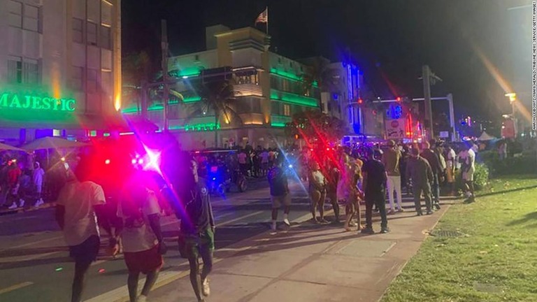 米フロリダ州マイアミビーチ市は、銃撃事件が相次いだことを受けて非常事態を宣言し、夜間の外出を禁止すると発表した/Aaron Leibowitz/Miami Herald/Tribune News Service/Getty Images