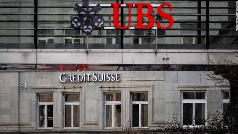 スイス金融最大手ＵＢＳが経営難のライバル、クレディ・スイスの買収を発表した/Fabrice Coffrini/AFP/Getty Images