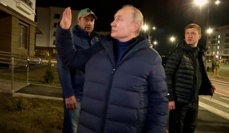 ウクライナ南部の占領地マリウポリで住民らに手を振るロシアのプーチン大統領＝１９日/Pool/AP