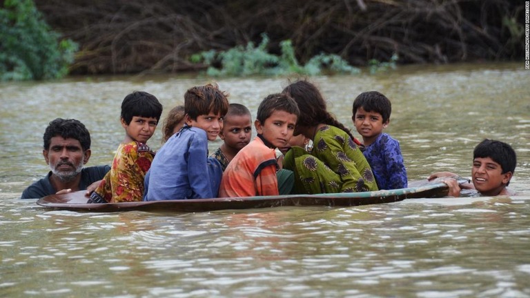洪水で被災した子どもら＝２０２２年８月、パキスタン・バルチスタン州/Fida Hussain/AFP/Getty Images/File