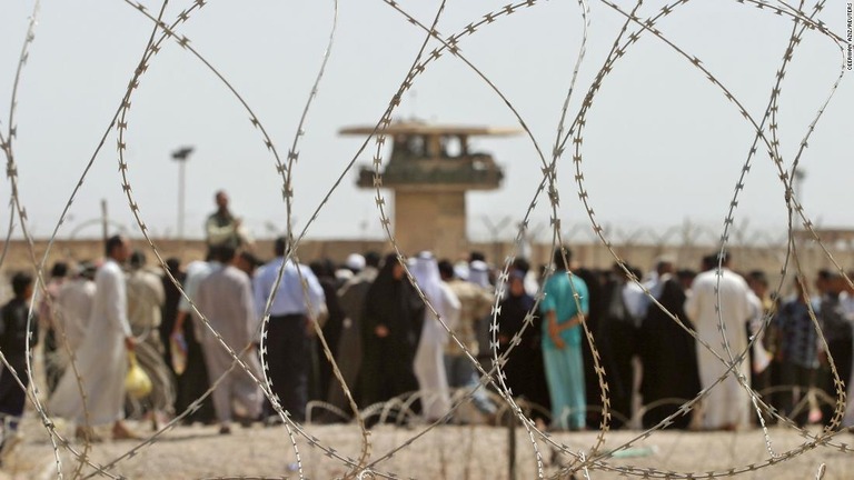 親族らの情報を得ようとアブグレイブ刑務所の外で待つ人々＝２００４年５月/Ceerwan Aziz/Reuters