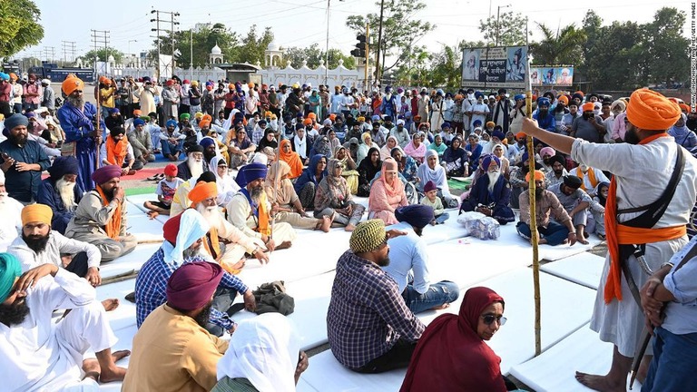 アムリトパル・シン容疑者の支持者ら＝１９日/Keshav Singh/Hindustan Times/Getty Images