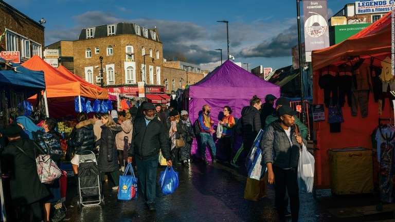 英ロンドン・ハックニー地区の市場で買い物をする人々/Jose Sarmento Matos/Bloomberg/Getty Images/FILE